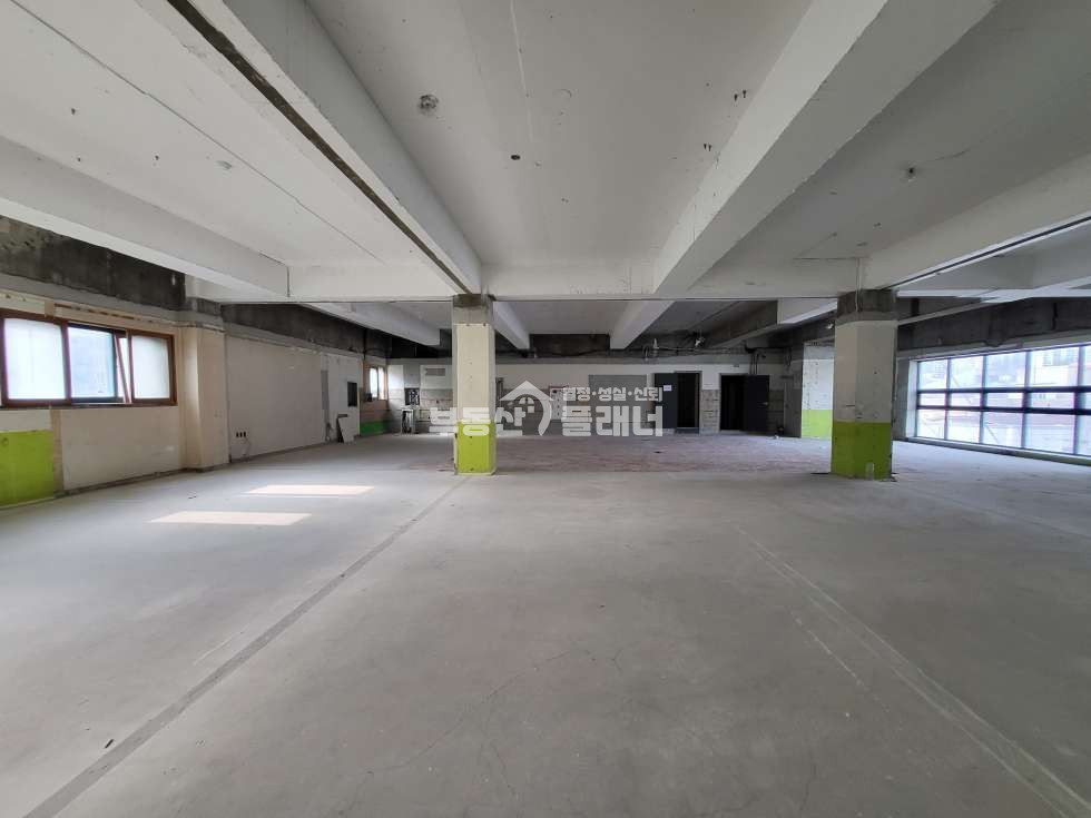 충남 천안서북구 쌍용동 100평 대형 공실 상가 ,대로변 노출 굿 월세 매물번호 10213 사진 1